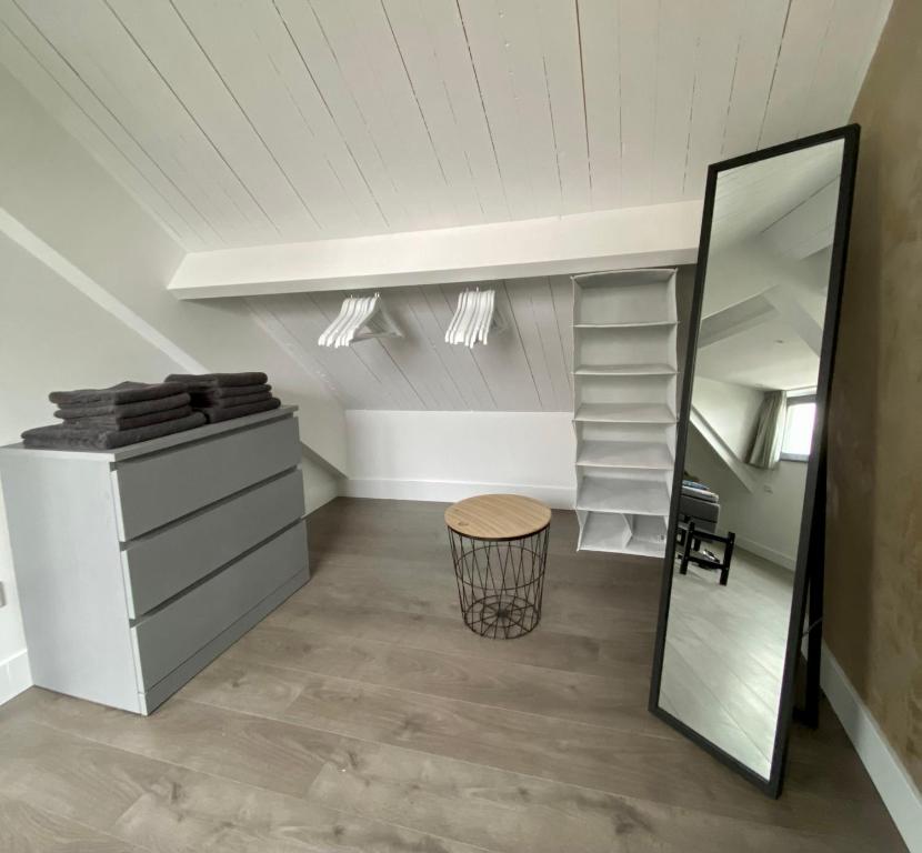Cette chambre comprend un miroir et une commode. dans l'établissement Duinzand, à Noordwijk aan Zee