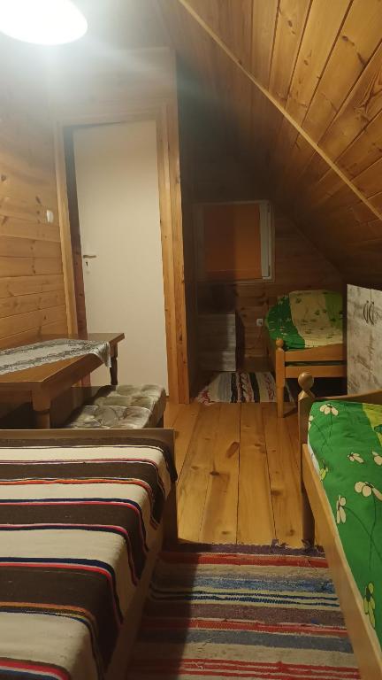 a small room with two beds in a cabin at Wynajem pokoi Burniszki in Wiżajny