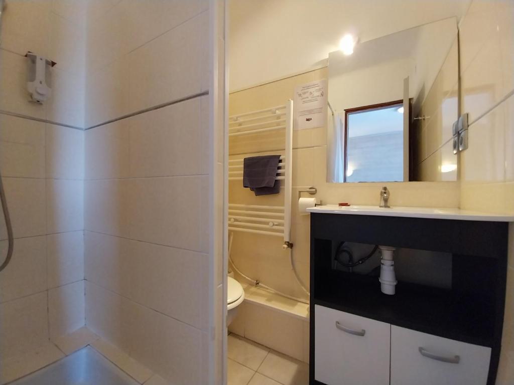 Koupelna v ubytování Hôtel L'Oustalet