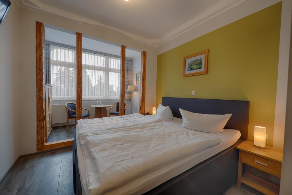 Postel nebo postele na pokoji v ubytování Hotel und Berggasthof Spießberghaus
