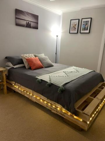 Una cama con luces encendidas en una habitación en Kima Quarters, en Swan Hill