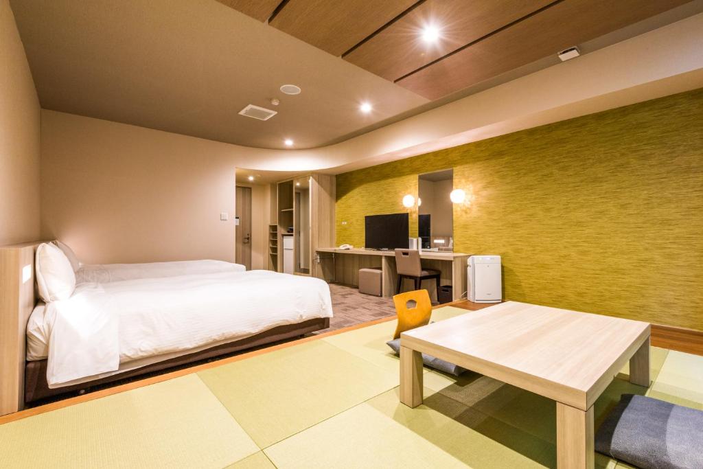 TV a/nebo společenská místnost v ubytování Ooedo Onsen Monogatari Premium Ikaho