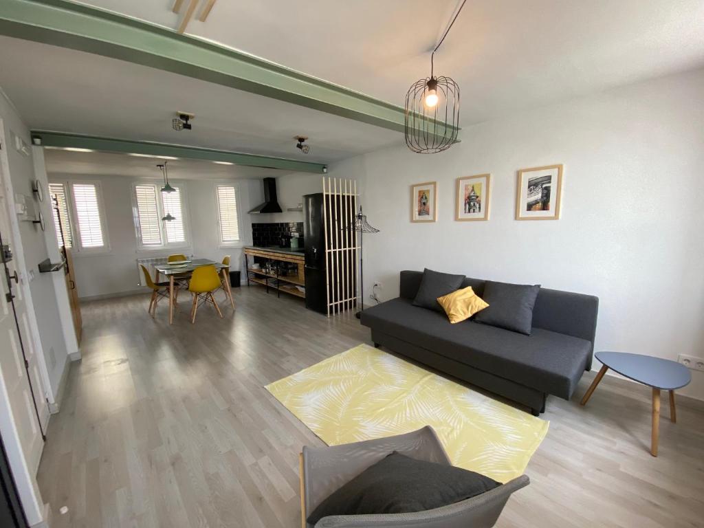 een woonkamer met een bank en een tafel bij Apartamentos Ribadeo in Ribadeo