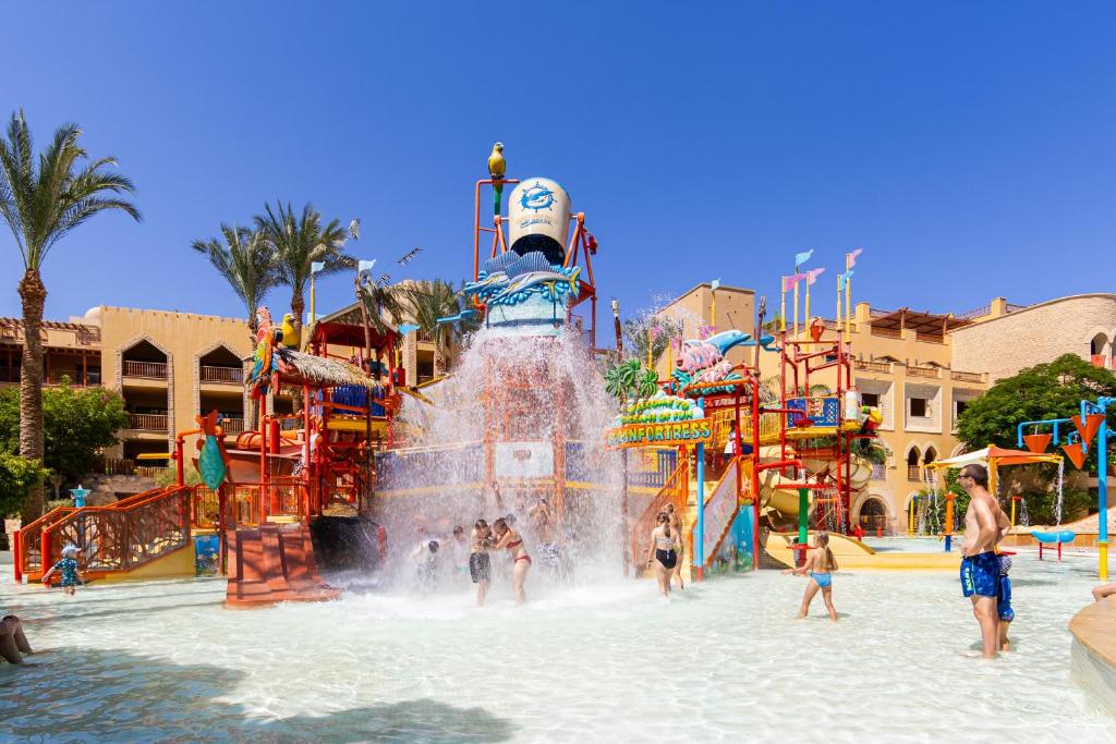 eine Gruppe von Kindern, die in einem Wasserpark spielen in der Unterkunft Grand Waterworld Makadi Family Star - Couples and Families Only in Hurghada