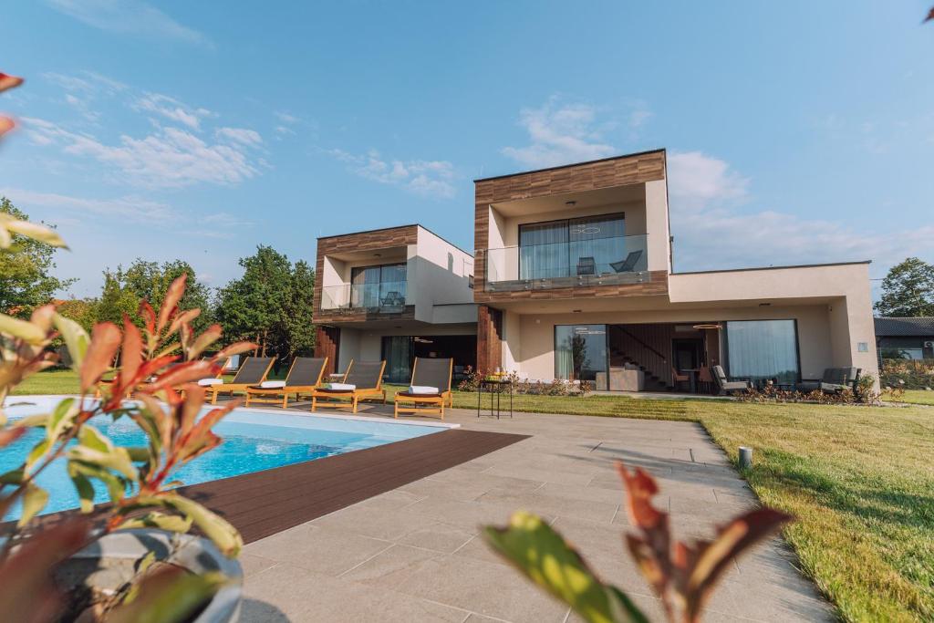 Bazén v ubytování Iris Croatica K - superior apartment with shared pool, awarded BEST APARTMENT IN CROATIA 2024 nebo v jeho okolí