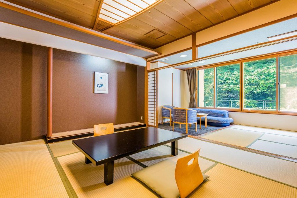 Posezení v ubytování Ooedo Onsen Monogatari Premium Ikaho