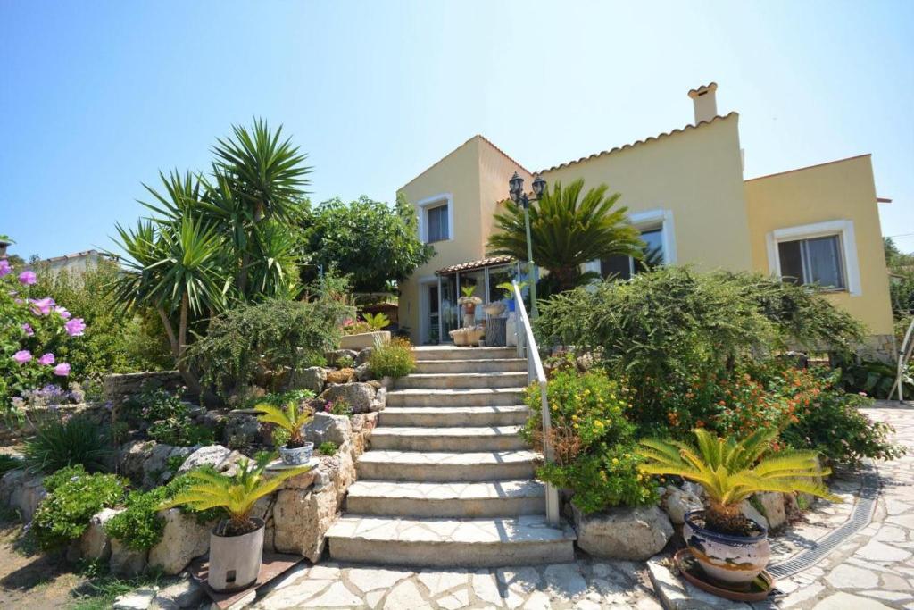een huis met trappen en planten ervoor bij Villa familiale à Sète in Sète