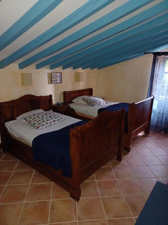 Llit o llits en una habitació de Le Logis de Saint-Antoine