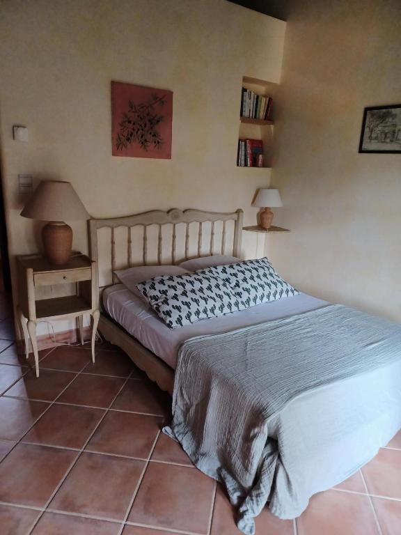 Llit o llits en una habitació de Le Logis de Saint-Antoine