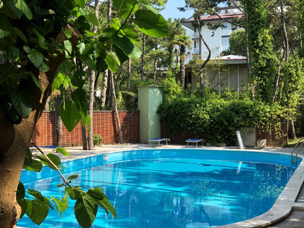 Bazén v ubytování Lignano Pineta Apartment with pool nebo v jeho okolí