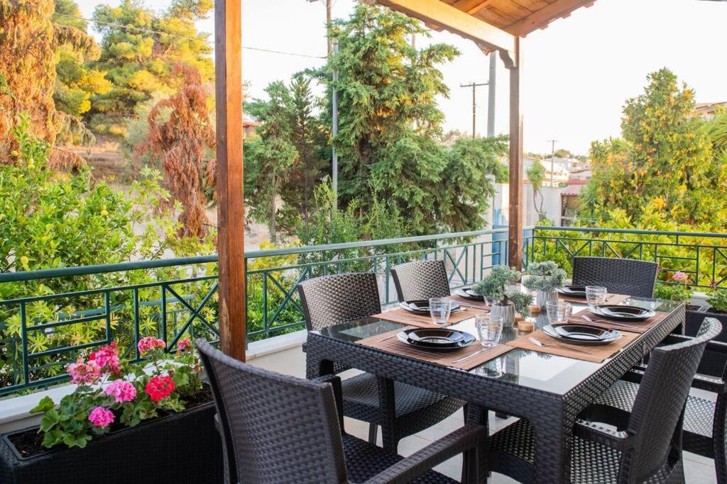 a patio with a table and chairs on a balcony at Villa Oasis Kato Alepochori in Kato Alepochori