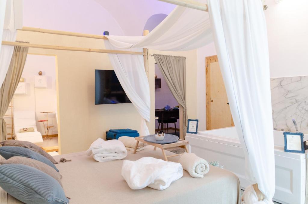 Postel nebo postele na pokoji v ubytování Oppure - Centro Città Spa & Relax
