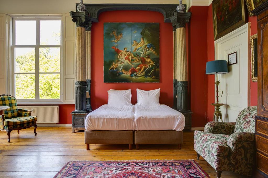 een slaapkamer met een bed en een schilderij aan de muur bij Kasteel Sterkenburg in Driebergen