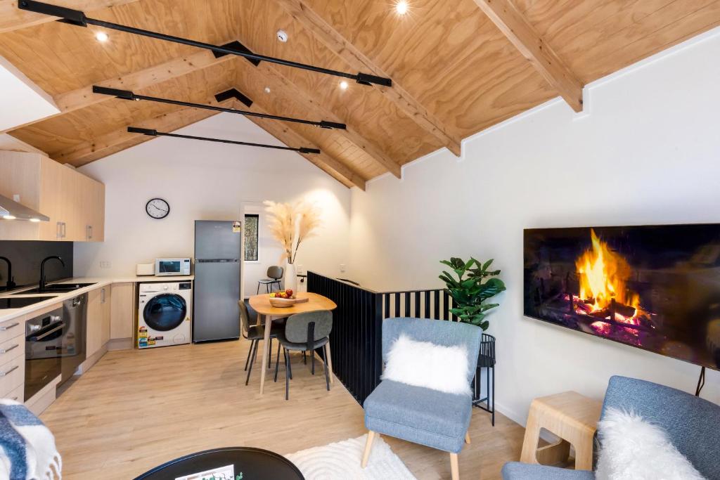 Modern Central Living - 3 Bed Aprtmnt with Gym - Resim 10