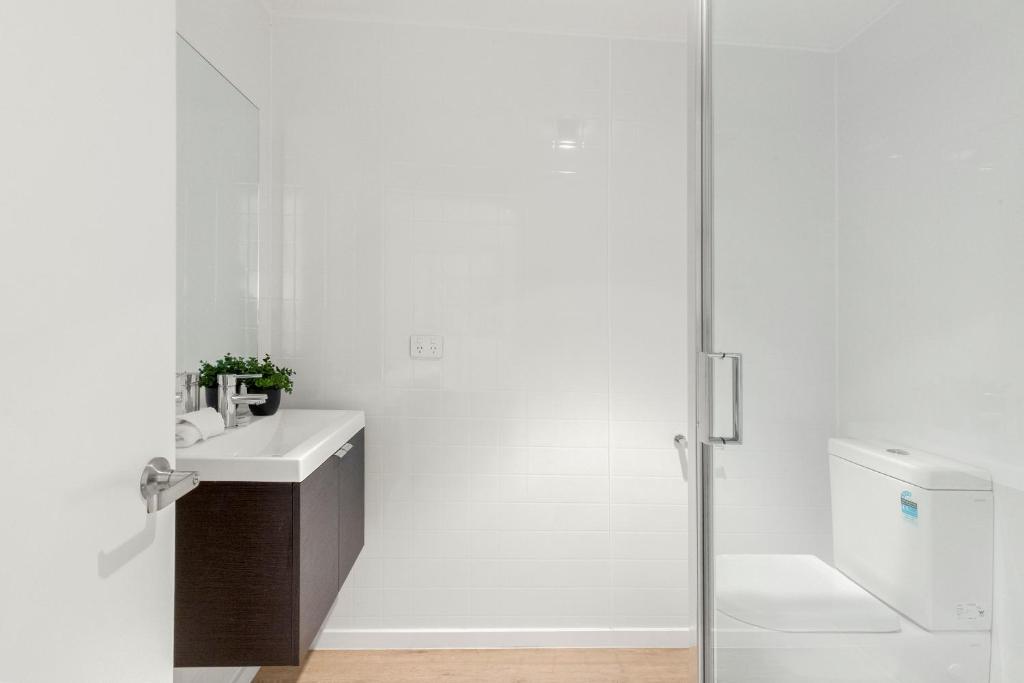 Modern Central Living - 3 Bed Aprtmnt with Gym - Resim 8