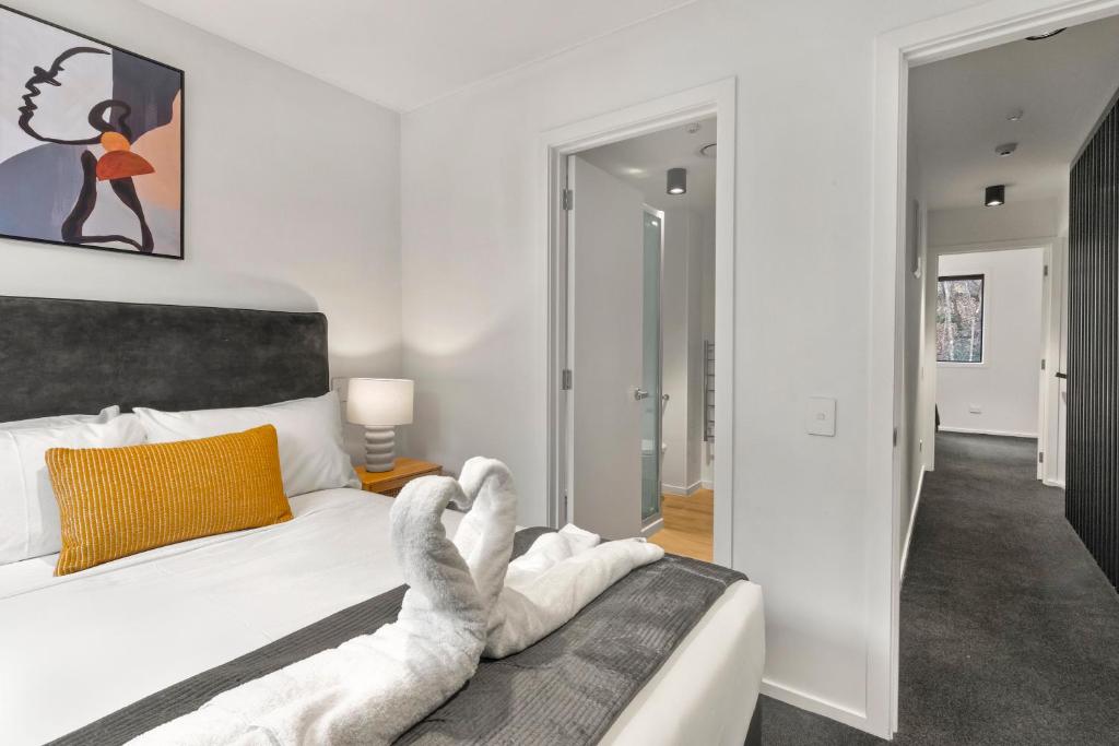 Modern Central Living - 3 Bed Aprtmnt with Gym - Resim 15