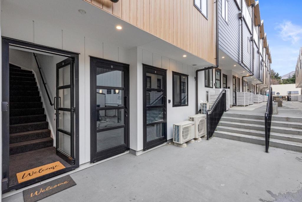 Modern Central Living - 3 Bed Aprtmnt with Gym - Resim 20