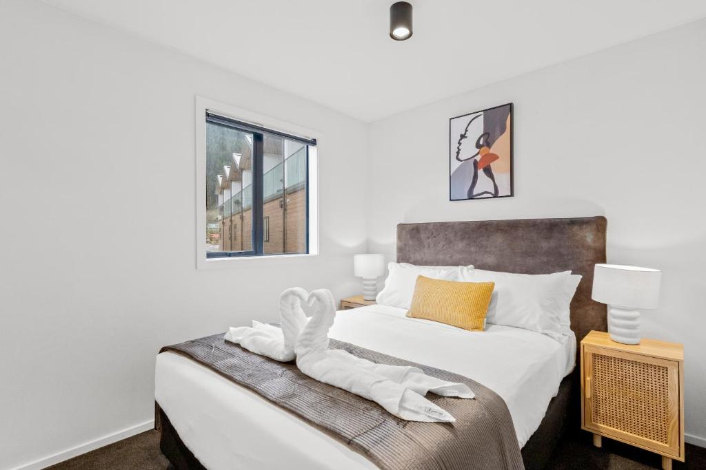 Modern Central Living - 3 Bed Aprtmnt with Gym - Resim 14