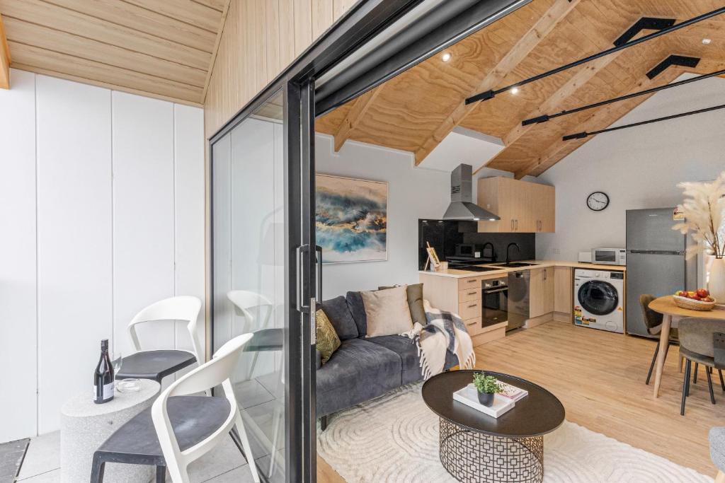 Modern Central Living - 3 Bed Aprtmnt with Gym - Resim 9