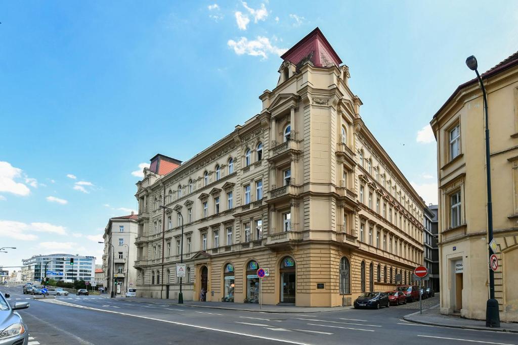 un grand bâtiment sur le côté d'une rue dans l'établissement Klimentská 52 Residence, à Prague