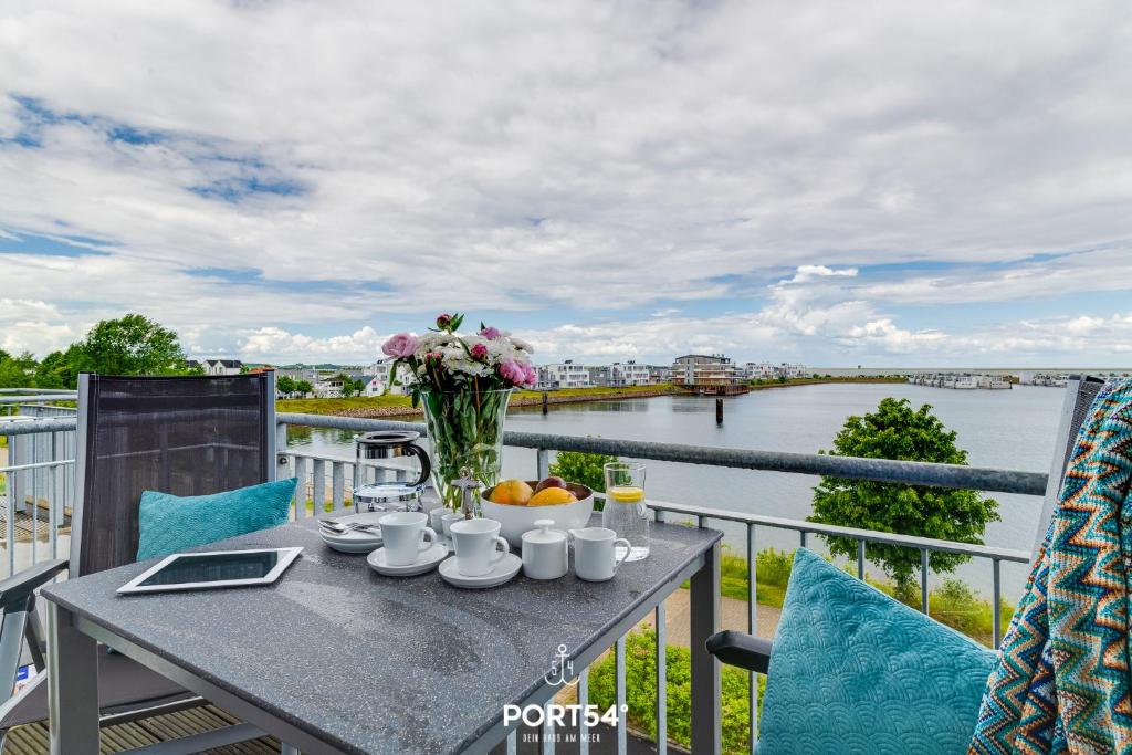 un tavolo su un balcone con vista sul fiume di Marina Sunset East a Olpenitz