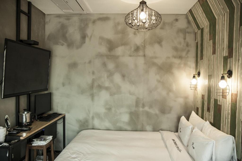 1 dormitorio con cama y pared en 31page en Seúl