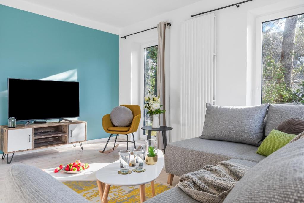 a living room with a couch and a tv at Böe in Sankt Peter-Ording