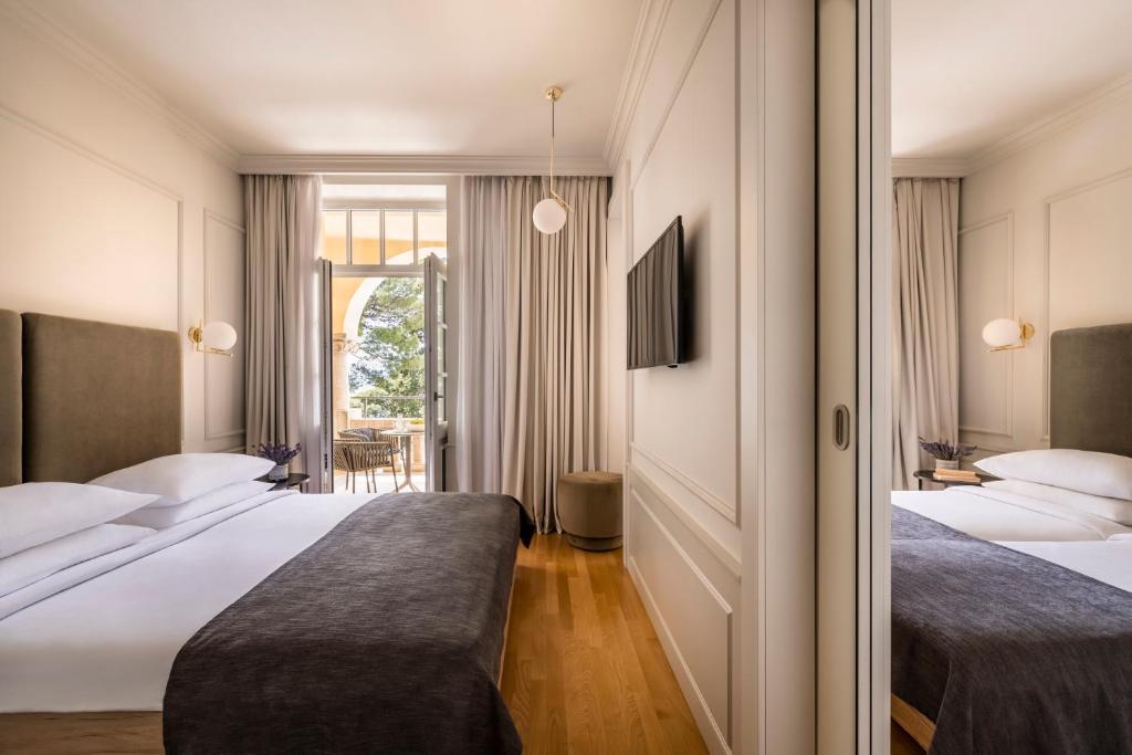 Postel nebo postele na pokoji v ubytování Aminess Vival Lišanj Family Hotel