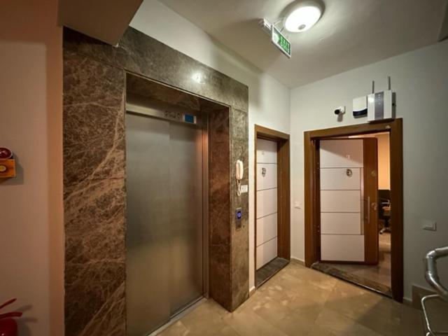 un couloir avec deux ascenseurs et une porte dans un bâtiment dans l'établissement KARTALKAYA APART OTEL, à Antalya