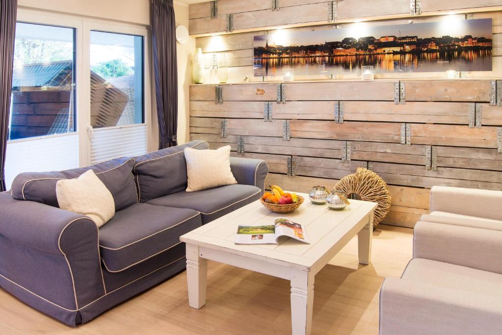 ein Wohnzimmer mit einem Sofa und einem Tisch in der Unterkunft Möwennest Solitüde in Flensburg