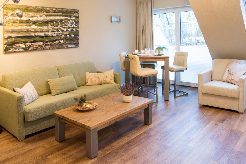 ein Wohnzimmer mit einem Sofa und einem Tisch in der Unterkunft Strandquartier Solitüde in Flensburg