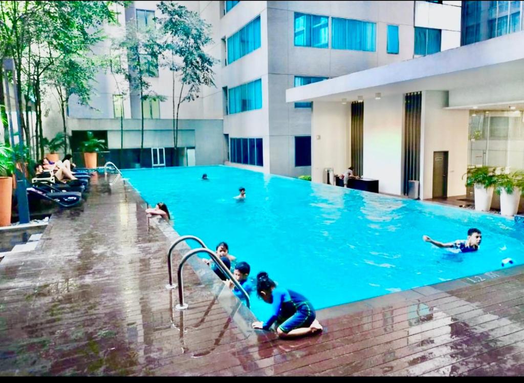 吉隆坡Summer Suites KLCC By Whollmark的一群人在游泳池里