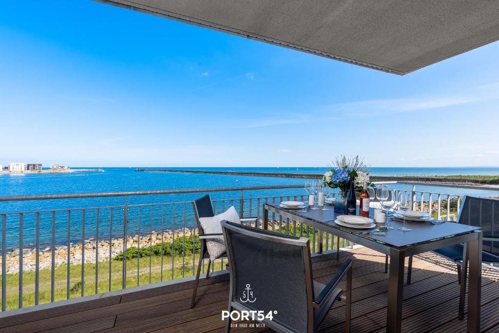 un tavolo e sedie su un balcone con vista sull'oceano di Ocean Lounge a Olpenitz