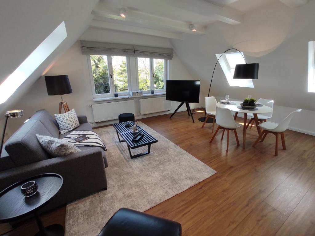 - un salon avec un canapé et une table dans l'établissement Witte Stuuv, à Büsum