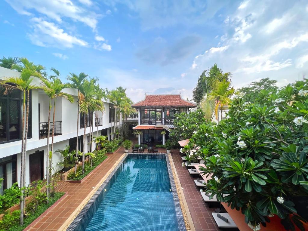 una foto della piscina di un hotel di The Bliss Angkor a Siem Reap