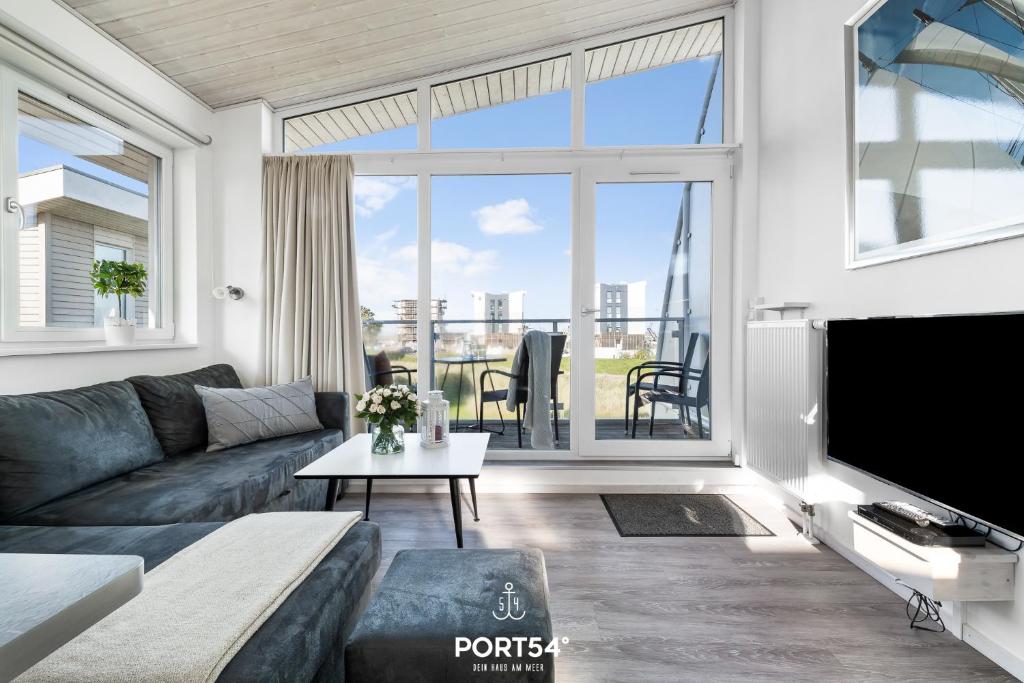 un salon avec un canapé et une grande fenêtre dans l'établissement Ferienhaus Backbord Marina Wendtorf, à Wendtorf