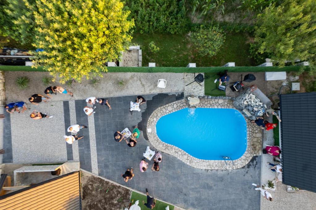 Bazén v ubytování Resort La Familia nebo v jeho okolí