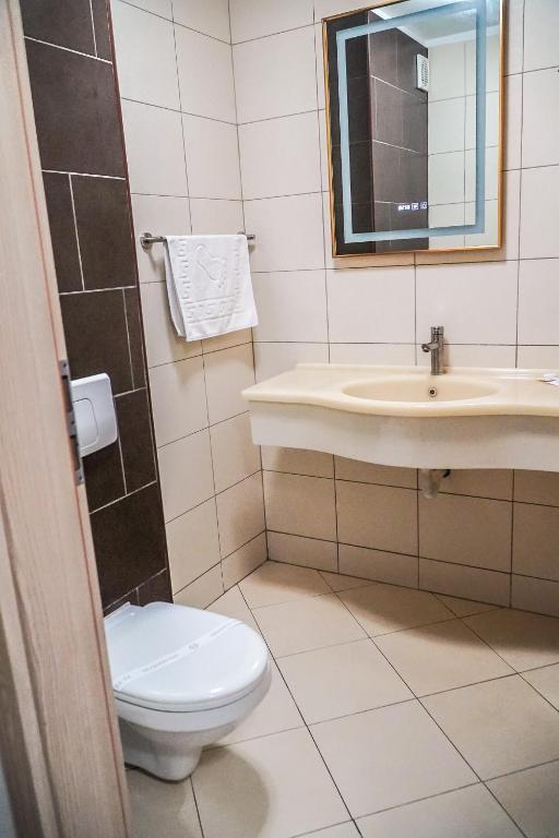 Koupelna v ubytování Hotel & MedSpa Siret