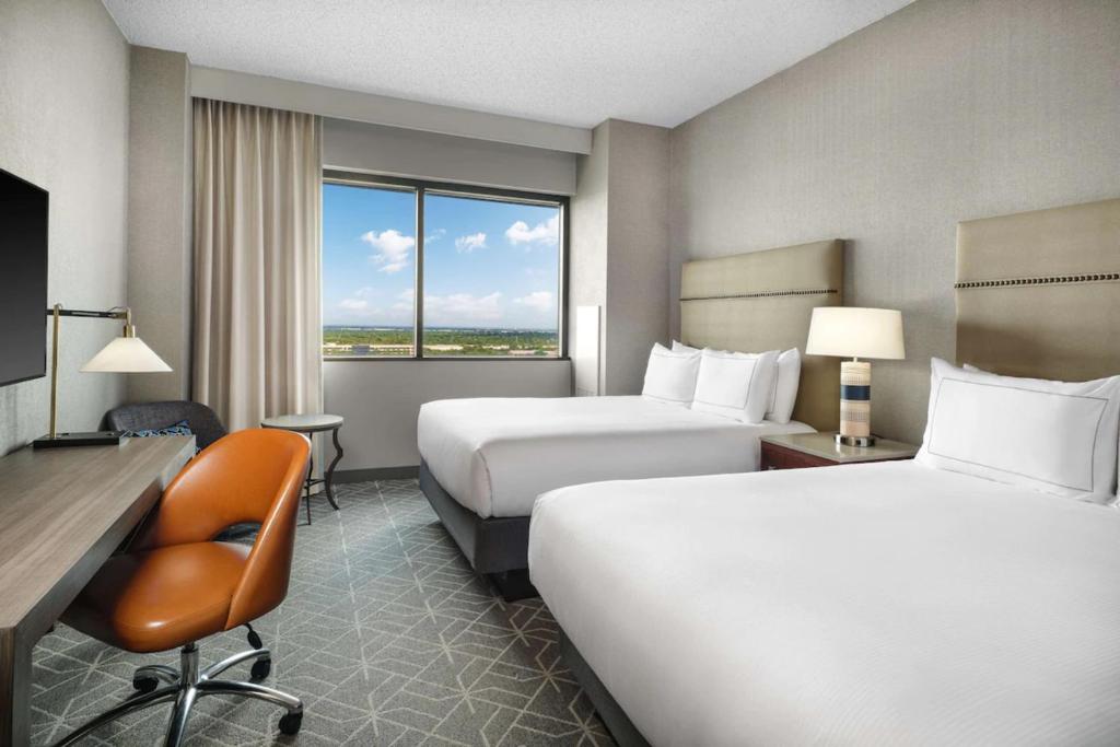 Hilton Richardson Dallas, TX - Sala De Reina Con Dos Camas Queen Y Vista A La Ciudad