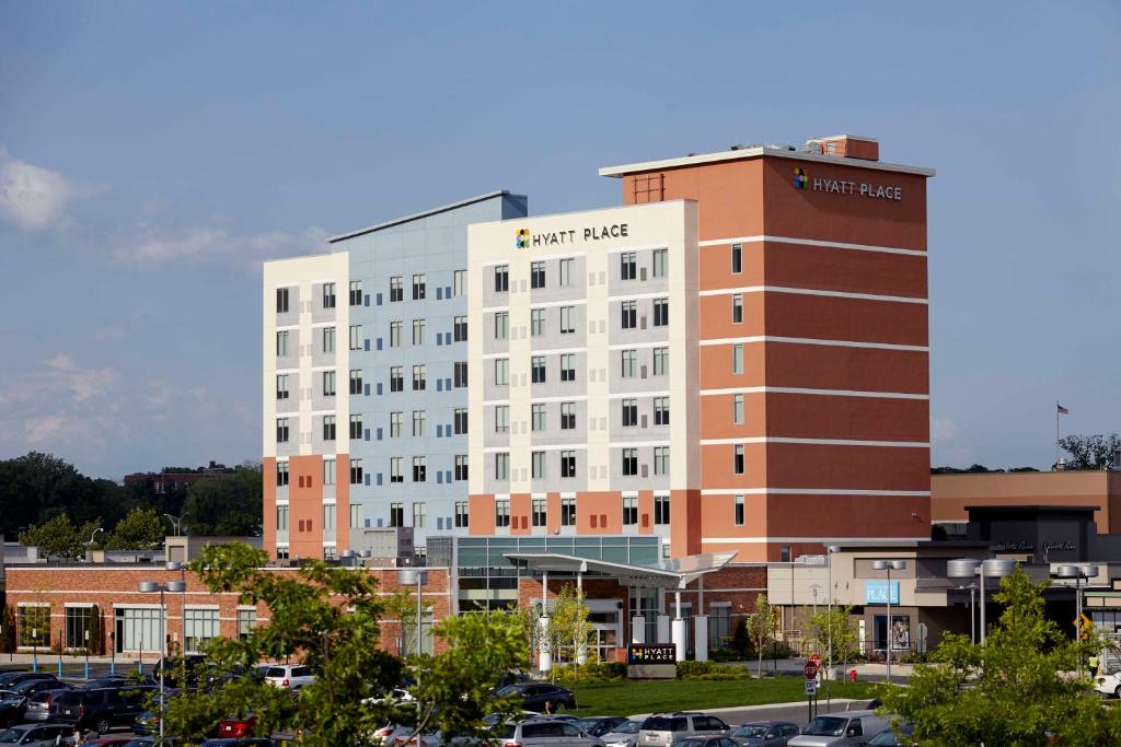 um grande edifício de hotel branco com estacionamento em Hyatt Place New York Yonkers em Yonkers