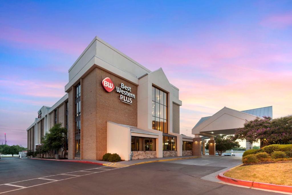 un gran edificio con un cartel en el costado en Best Western Plus Austin Central, en Austin