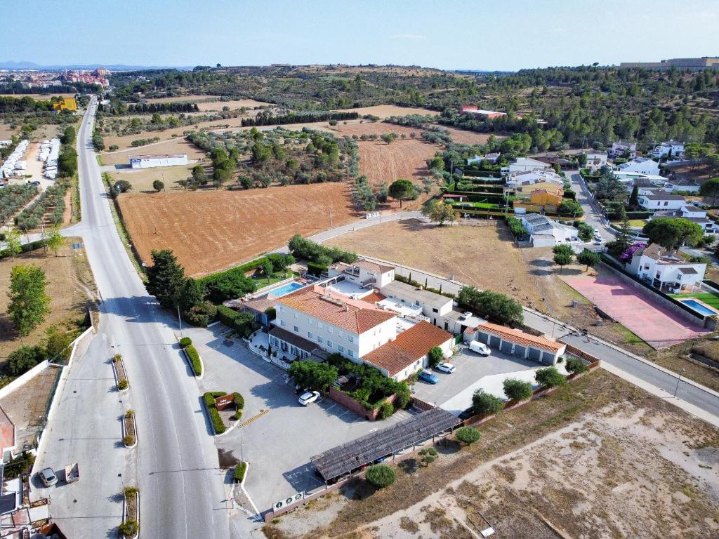 eine Luftansicht einer Stadt mit einer Straße in der Unterkunft Hotel & Restaurant Figueres Parc in Figueres