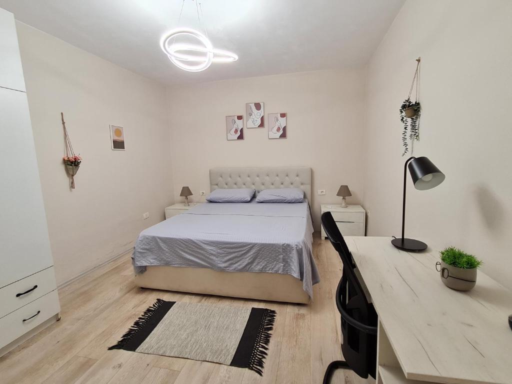 Downtown Boulevard apartment with a cute balcony!