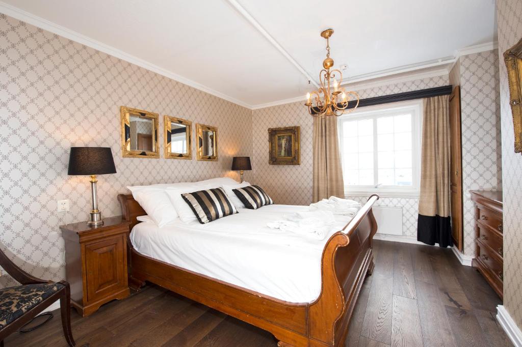Postel nebo postele na pokoji v ubytování Dr. Holms Hotel