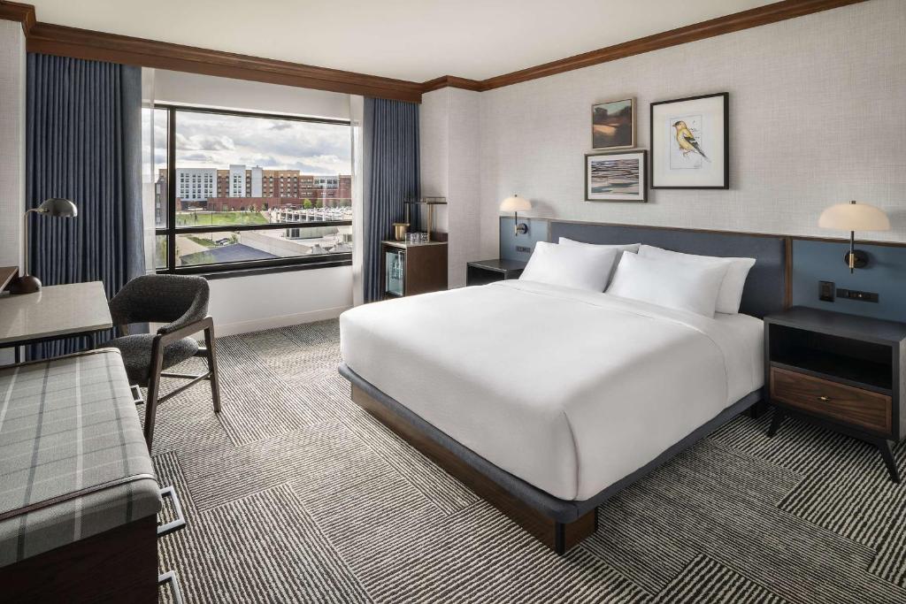 Hyatt Regency Coralville - King Room With Roll-In Shower - Disability Access