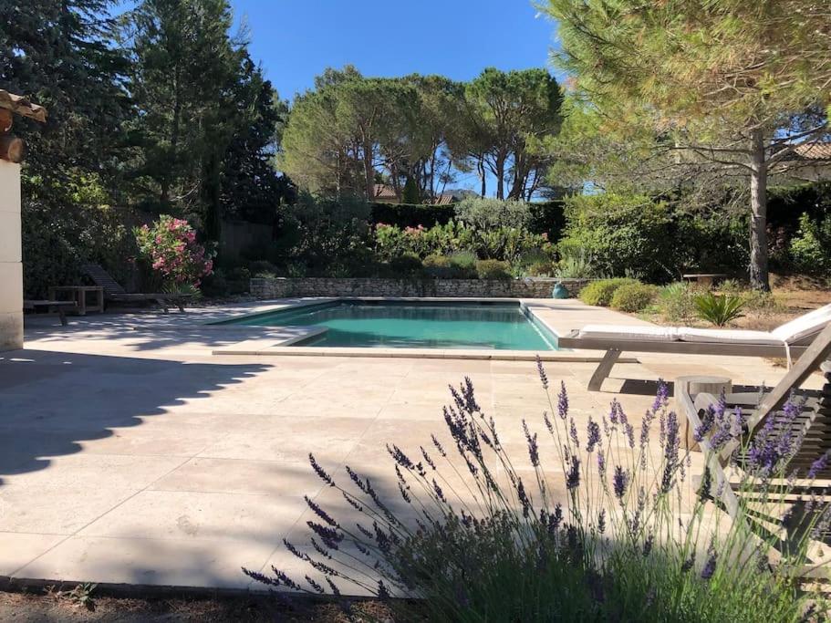 une piscine dans une cour avec un patio dans l'établissement À pied centre village, studio cosy piscine, à Saint-Rémy-de-Provence
