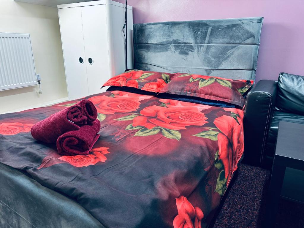 Un dormitorio con una cama con rosas rojas. en Star Apartments, en Mánchester