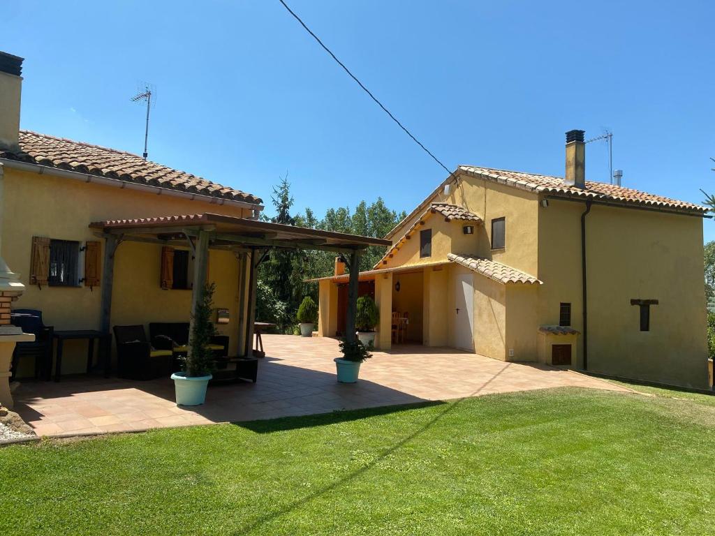 a backyard of a house with a patio at CAL ESCALER in Caserras