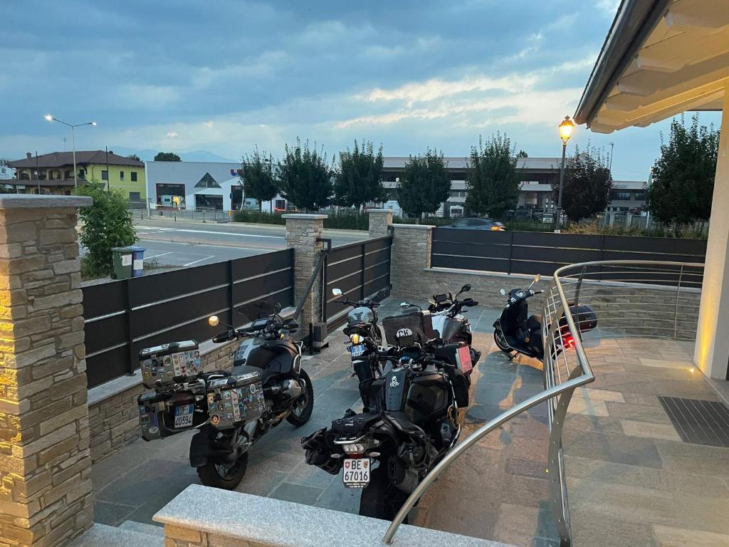 un grupo de motocicletas estacionadas en un patio en Bed and breakfast Ma.Gi.A en Cuneo