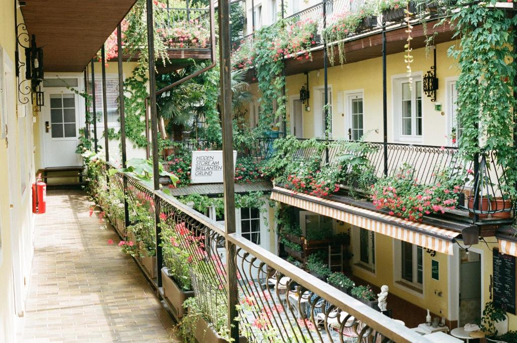 ウィーンにあるホテル アム ブリリアンテングルンドの植物の多い建物のバルコニー